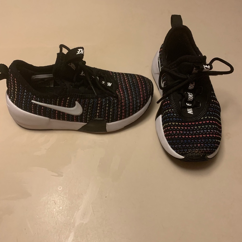 Size ten little girls nike shoes